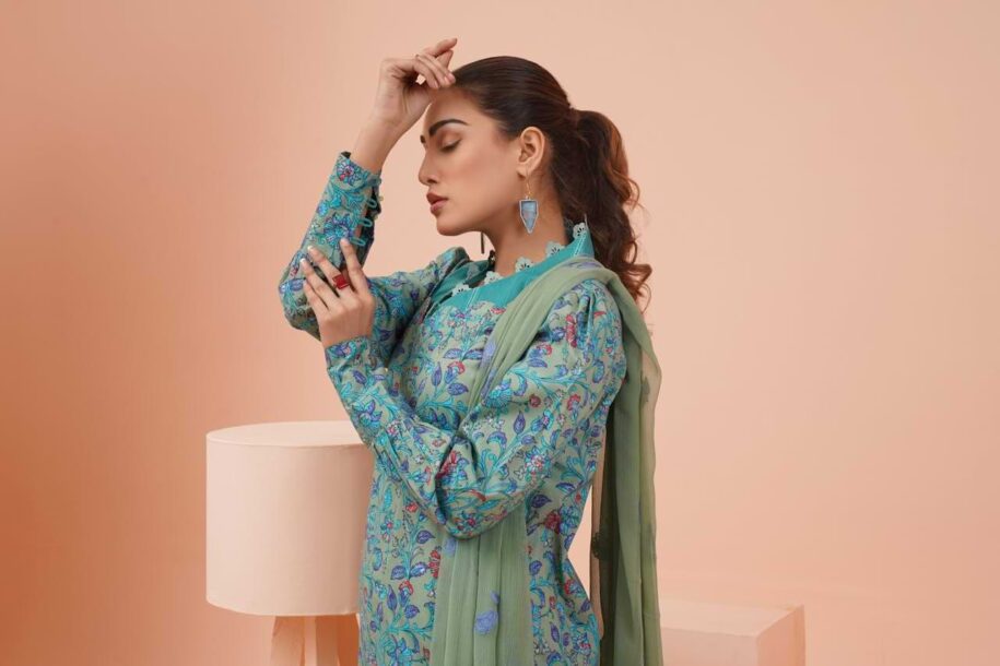 পাকিস্তানি সালওয়ার কামিজ: রাজকীয় ছাঁটে আত্মপ্রকাশ